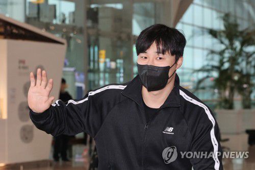 손 흔드는 김하성미국프로야구 메이저리그(MLB) 샌디에이고 파드리스에 입단한 김하성이 스프링캠프에 참석하기 위해 11일 오후 인천국제공항 제2터미널을 통해 출국하며 인사하고 있다. [연합뉴스 자료사진]