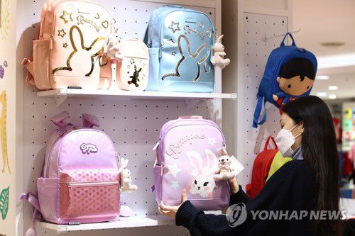 새 학기를 앞둔 지난 17일 서울 시내 한 백화점을 찾은 시민이 책가방을 고르고 있다. [연합뉴스 자료사진]