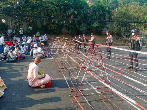 양곤 시내 미국 대사관으로 가는 길이 막히자 시위대가 연좌시위를 하는 모습.[트위터 캡처. 재판매 및 DB 금지]