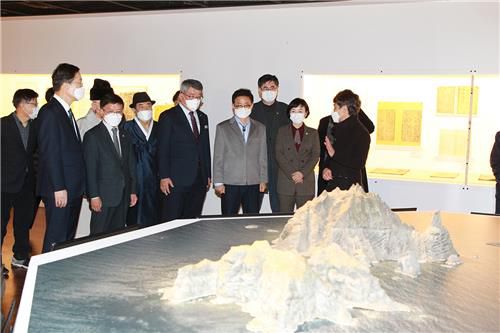 이철우 경북도지사, 김학동 군수 등이 예천박물관 안을 둘러보고 있다.[예천군 제공.재판매 및 DB 금지]