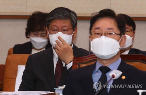 법사위 출석한 박범계 장관, 이용구 차관(서울=연합뉴스) 진성철 기자 = 박범계 법무부 장관(오른쪽)과 이용구 차관이 22일 국회에서 열린 법제사법위원회 전체회의에 출석하고 있다. zjin@yna.co.kr