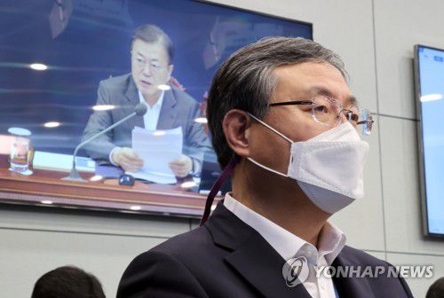 문재인 대통령 발언 듣는 신현수 수석(서울=연합뉴스) 최재구 기자 = 2021.2.22 jjaeck9@yna.co.kr