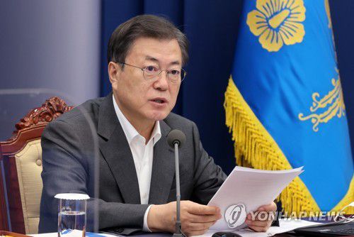 발언하는 문재인 대통령(서울=연합뉴스) 최재구 기자 = 문재인 대통령이 22일 청와대에서 열린 수석·보좌관 회의에서 발언하고 있다. jjaeck9@yna.co.kr