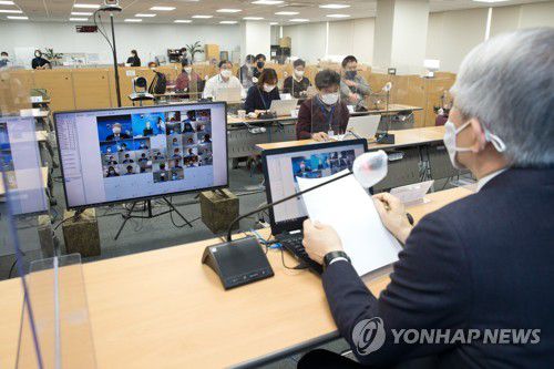 과학기술정보통신부 영상간담회(서울=연합뉴스) 최기영 과학기술정보통신부 장관(오른쪽)이 22일 오후 세종특별자치시 세종파이낸스센터 과기정통부 기자실에서 열린 '출입기자 영상간담회'에서 인사말을 하고 있다. 2021.2.22 
    [과학기술정보통신부 제공. 재판매 및 DB 금지] photo@yna.co.kr