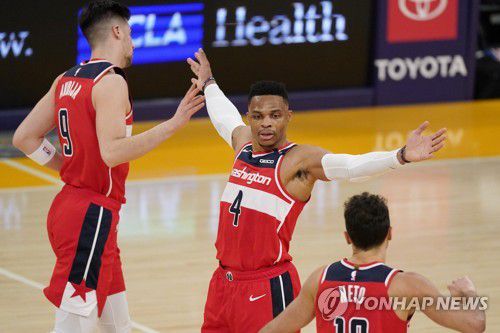 동료와 손 마주치는 웨스트브룩[AP=연합뉴스]