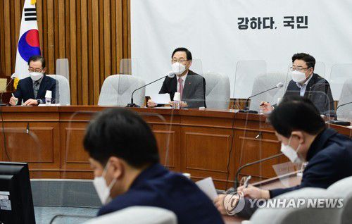 국민의힘 원내대책회의(서울=연합뉴스) 진성철 기자 = 국민의힘 주호영 원내대표(가운데)가 19일 국회에서 열린 원내대책회의에서 발언하고 있다.  2021.2.19 zjin@yna.co.kr