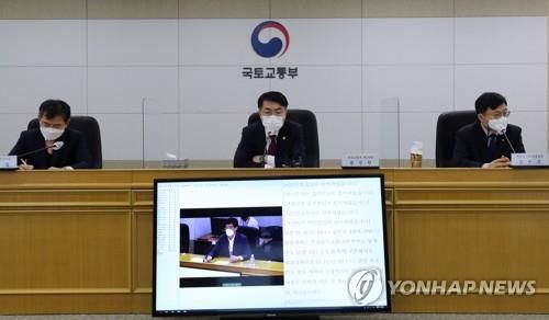 주택공급 확대 위한 공공택지 추진계획(세종=연합뉴스) 김준범 기자 = 24일 오전 세종시 정부세종청사에서 열린 주택공급 확대를 위한 신규 공공택지 추진계획 브리핑에 윤성원 국토교통부 1차관을 비롯한 지방자치단체 관계자들이 참석하고 있다. 2021.2.24
 psykims@yna.co.kr