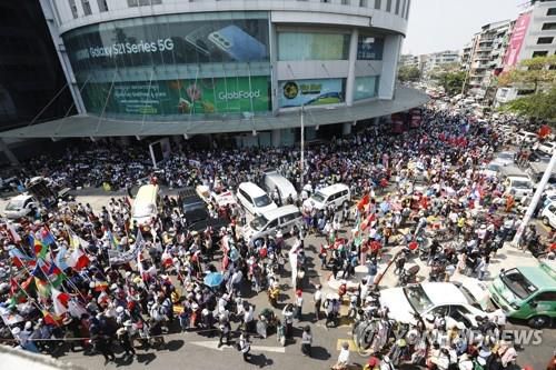 양곤 시내 흘레단 사거리에 모인 쿠데타 규탄 시위대. 2021.2.24[EPA=연합뉴스]