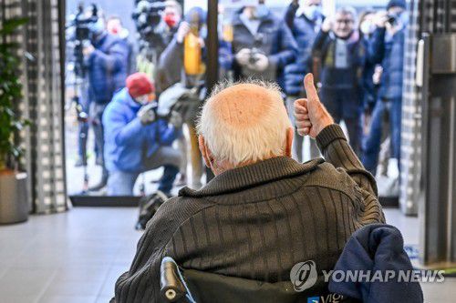 벨기에의 최초 백신 접종자인 96세 할아버지지난해 12월 28일(현지시간) 벨기에서 최초로 백신을 접종받은 96세 할아버지가 취재진에게 엄지를 들어 보이고 있다 [AP=연합뉴스 자료사진]
