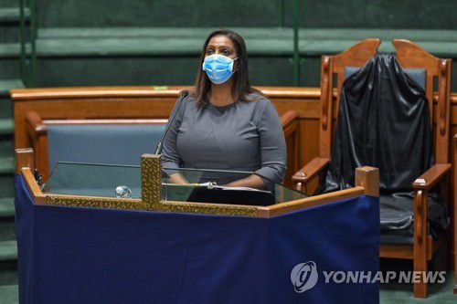 레티샤 제임스 뉴욕주 검찰총장은이 23일(현지시간) 뉴욕주 로체스터 교회에서 작년 3월 흑인 대니얼 프루드 사망과 관여한 경찰관들 기소 여부에 대한 대배심 결정과 관련해 설명하고 있다. [AP=연합뉴스]