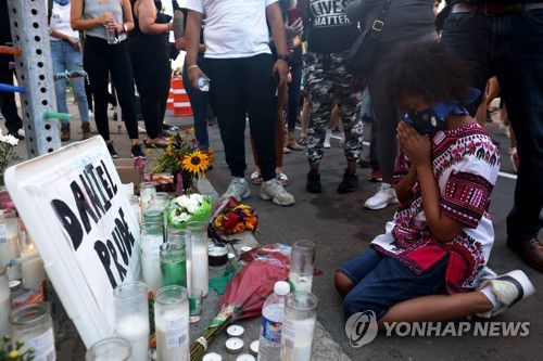 작년 3월 흑인 대니얼 프루드가 경찰 체포행위로 사망한 사건과 관련해 작년 9월 한 시민이 그를 추모하는 모습. [게티이미지/AFP=연합뉴스 자료사진]