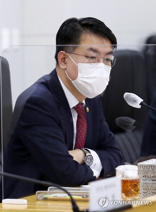 광명 시흥에 6번째 3기 신도시 조성(세종=연합뉴스) 김준범 기자 = 24일 오전 세종시 정부세종청사에서 열린 주택공급 확대를 위한 신규 공공택지 추진계획 브리핑에서 윤성원 국토교통부 1차관이 기자 질문에 답하고 있다.  psykims@yna.co.kr