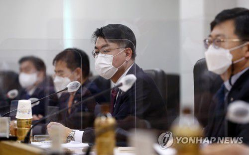 신도시 조성 설명하는 국토부(세종=연합뉴스) 김준범 기자 = 24일 오전 세종시 정부세종청사에서 열린 주택공급 확대를 위한 신규 공공택지 추진계획 브리핑에서 윤성원 국토교통부 1차관이 기자 질문에 답하고 있다.  psykims@yna.co.kr