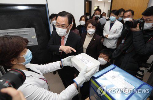 중앙예방접종센터 초저온 냉동고 시설 살펴보는 주호영(서울=연합뉴스) 24일 오전 서울 중구 국립중앙의료원에 있는 코로나19 백신 중앙예방접종센터를 방문한 국민의힘 주호영 원내대표와 의원들이 약품보관실의 초저온 냉동고 시설을 살펴보고 있다. 2021.2.24 [국회사진기자단] toadboy@yna.co.kr