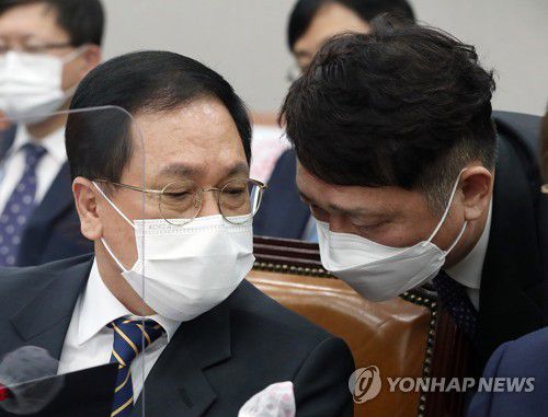 대화하는 유영민 비서실장과 최재성 정무수석(서울=연합뉴스) 진성철 기자 = 유영민 대통령 비서실장(왼쪽)이 24일 국회에서 열린 운영위원회 전체회의에서 최재성 정무수석과 대화하고 있다.   2021.2.24 zjin@yna.co.kr