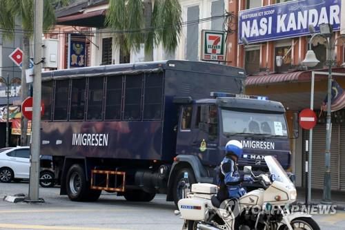 23일 미얀마인 추방자 수송한 말레이시아 이민국 차량[로이터=연합뉴스]
