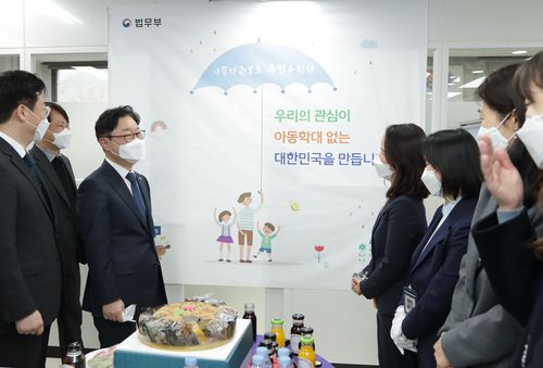 법무부 아동인권보호 특별추진단 출범식    (서울=연합뉴스) 25일 법무부 아동인권보호 특별추진단 출범식에 참여한 박범계 법무부 장관(왼쪽 세번째)이 관계자들에게 당부의 말을 하고 있다. 2021.2.25 [법무부 제공. 재판매 및 DB 금지]