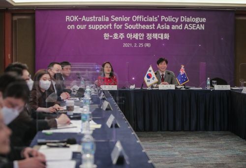 (서울=연합뉴스) 외교부는 신남방정책과 호주의 인도태평양전략 간 연계협력을 강화하기 위한 '한-호주 아세안 정책대화'를 25일 화상으로 개최했다. 한국 수석대표인 박재경 외교부 아세안국장(오른쪽)이 회의에 참석하고 있다. 2021.2.25 [외교부 제공, 재판매 및 DB 금지]