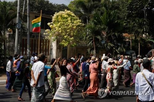 양곤 시내를 행진하는 친군부 시위대. 2021.2.25[AFP=연합뉴스]
