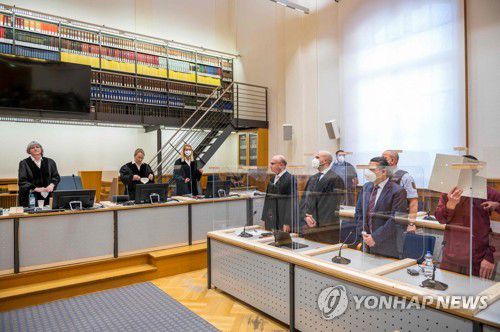 24일 독일 재판에서 유죄 선고 받는 시리아 전 정보요원 알가립[AFP=연합뉴스 자료사진]