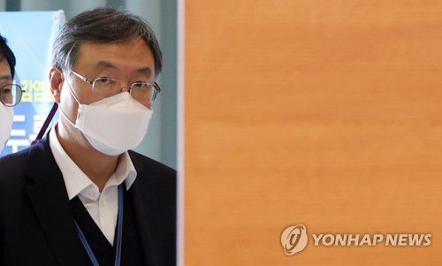 수석·보좌관 회의 참석하는 신현수 민정수석(서울=연합뉴스) 최재구 기자 = 신현수 대통령비서실 민정수석이 22일 청와대에서 열린 수석·보좌관 회의에 참석하고 있다. 2021.2.22 jjaeck9@yna.co.kr