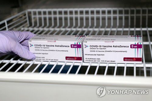 냉장고에 입고되는 코로나19 백신(부산=연합뉴스) 강덕철 기자 = 코로나19 아스트라제네카(AZ) 백신 접종을 하루 앞둔 25일 부산 부산진구보건소에서 관계자가 AZ 백신을 냉장고에 옮기고 있다. kangdcc@yna.co.kr