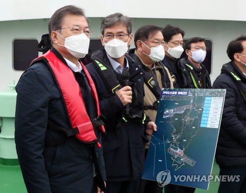 가덕도 공항 예정지 선상 시찰하는 문 대통령(부산=연합뉴스) 최재구 기자 = 문재인 대통령이 25일 부산에서 열린 '동남권 메가시티 구축 전략 보고'에 참석, 가덕도 공항 예정지를 어업지도선을 타고 선상 시찰하며 이병진 부산시장 권한대행으로부터 관련 보고를 청취하고 있다.  2021.2.25 jjaeck9@yna.co.kr