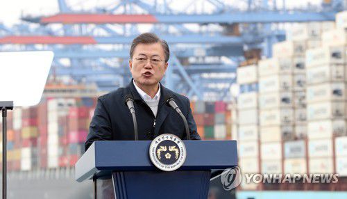 동남권 메가시티 구축 전략 보고, 발언하는 문 대통령(부산=연합뉴스) 최재구 기자 = 문재인 대통령이 25일 부산신항 다목적 부두에 위치한 해양대학교 실습선 선상에서 열린 '동남권 메가시티 구축 전략 보고'에서 발언하고 있다. jjaeck9@yna.co.kr