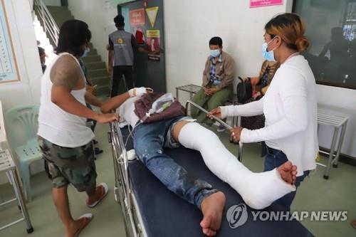 만달레이에서 군경의 총탄에 다리를 맞은 이가 치료를 받고 있다. 2021.2.26[AFP=연합뉴스]