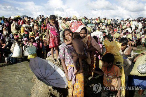 미얀마 소수민족 로힝야의 수난. 미얀마 군부는 로힝야족을 탄압하고 추방하는 데 페이스북을 선전도구로 악용했다는 지적을 받고 있다.[EPA=연합뉴스 자료사진]