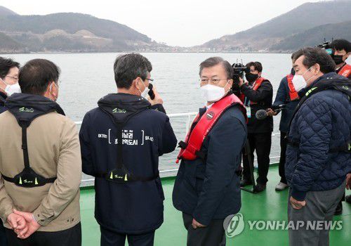 가덕도 공항 예정지 선상 시찰하는 문 대통령문재인 대통령이 지난 25일 부산에서 열린 '동남권 메가시티 구축 전략 보고'에 참석, 가덕도 공항 예정지를 어업지도선을 타고 선상 시찰하며 이병진 부산시장 권한대행으로부터 관련 보고를 청취하고 있다. [연합뉴스 자료사진]