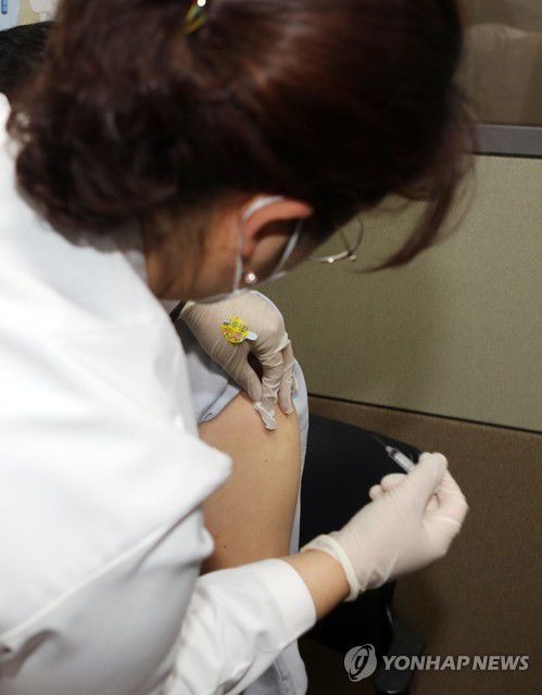 백신 맞는 전북 1호 접종자(군산=연합뉴스) 임채두 기자 = 아스트라제네카(AZ)사가 개발한 신종 코로나바이러스 감염증(코로나19) 백신 접종이 시작된 26일 오전 전북 군산시보건소에서 '전북 1호 접종자' 김정옥 참사랑요양병원 원장이 백신을 맞고 있다. 2021.2.26 doo@yna.co.kr