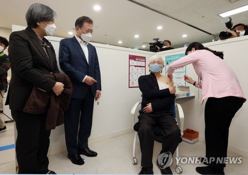 백신 접종자와 대화하는 문재인 대통령(서울=연합뉴스) 최재구 기자 = 문재인 대통령이 26일 서울 마포구보건소를 방문해 백신접종을 앞둔 푸르메 넥슨어린이 재활병원 김윤태 의사와 대화하고 있다.  2021.2.26 jjaeck9@yna.co.kr