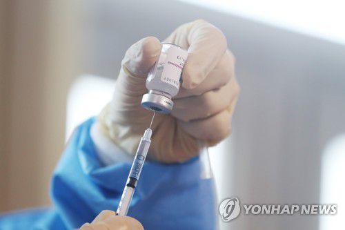 일상으로 돌아가기 위한 첫 걸음(고양=연합뉴스) 임병식 기자 = 신종 코로나바이러스 감염증(코로나19) 백신 접종이 시작된 26일 경기도 고양시 내유동의 한 요양시설에서 보건소 관계자가 아스트라제네카 백신 접종을 준비하고 있다. 2021.2.26 andphotodo@yna.co.kr