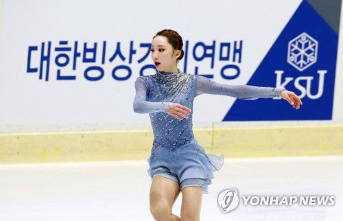 연기 펼치는 김예림(의정부=연합뉴스) 김병만 기자 = 26일 의정부실내빙상장에서 열린 제75회 전국남녀 피겨스케이팅 종합선수권대회 여자 시니어 프리스케이팅에서 김예림이 연기를 펼치고 있다.     2021.2.26 kimb01@yna.co.kr