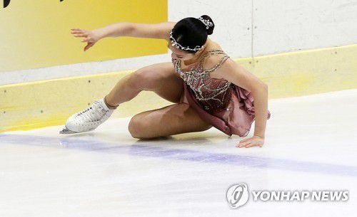 넘어진 유영(의정부=연합뉴스) 김병만 기자 = 26일 의정부실내빙상장에서 열린 제75회 전국남녀 피겨스케이팅 종합선수권대회 여자 시니어 프리스케이팅에서 유영이 넘어지고 있다.     2021.2.26 kimb01@yna.co.kr