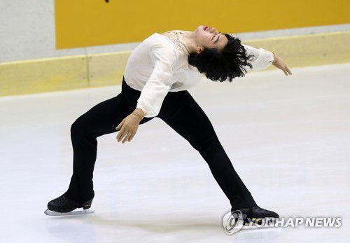 연기 펼치는 차준환(의정부=연합뉴스) 김병만 기자 = 26일 의정부실내빙상장에서 열린 제75회 전국남녀 피겨스케이팅 종합선수권대회 남자 시니어 프리스케이딩에서 차준환이 연기를 펼치고 있다. 2021.2.26 kimb01@yna.co.kr