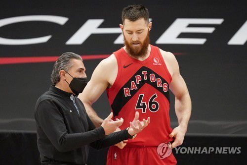 너스 감독 대신 팀을 지휘하는 스카리올로 토론토 코치. [AP=연합뉴스]