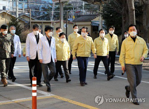 국립중앙의료원 찾은 정세균 총리(서울=연합뉴스) 백승렬 기자 =정세균 국무총리가 27일 오전 서울시 중구 을지로 국립중앙의료원 중앙예방접종센터를 방문하고 있다. 2021.2.27 srbaek@yna.co.kr