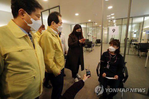 화이자1호 접종자와 대화 나누는 정세균 총리(서울=연합뉴스) 백승렬 기자 =정세균 국무총리가 27일 오전 서울시 중구 을지로 국립중앙의료원 중앙예방접종센터에서 접종을 마친 화이자 1호 접종자인 의료원 관계자와 관찰실에서 대화를 나누고 있다. 2021.2.27 srbaek@yna.co.kr