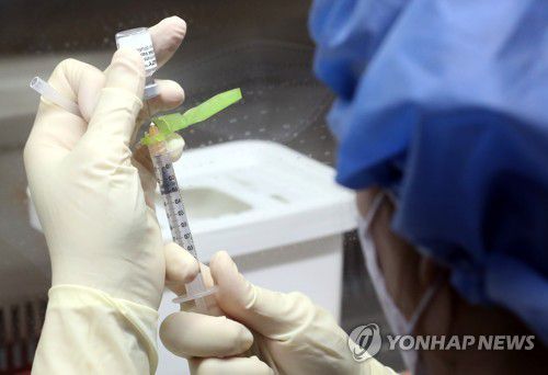 백신 접종 준비하는 의료진(서울=연합뉴스) 27일 오전 서울 중구 국립중앙의료원 중앙예방접종센터에서 의료진이 코로나19 화이자 백신을 소분해 접종을 준비하고 있다. 2021.2.27 [사진공동취재단] photo@yna.co.kr
