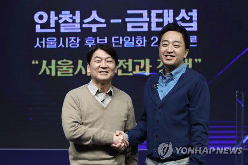 단일화 2차토론에 참석해 기념촬영하는 안철수와 금태섭(서울=연합뉴스) 서울시장 보궐 선거에 출마한 국민의당 안철수 예비후보와 무소속 금태섭 예비후보가 25일 오후 서울 영등포구 KNK디지털타워에서 열린 후보 단일화 2차토론에 참석해 기념촬영을 하고 있다. 2021.2.25 [국회사진기자단] toadboy@yna.co.kr