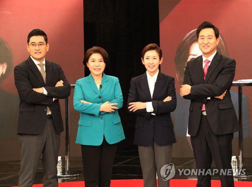 합동토론회에서 포즈 취하는 국민의힘 서울시장 예비후보들(서울=연합뉴스) 오신환(왼쪽부터), 조은희, 나경원, 오세훈 국민의힘 서울시장 예비후보가 26일 오후 서울 마포구 상암동 DDMC에서 열린 채널A 국민의힘 서울시장 경선후보 4인 합동 토론회에서 포즈를 취하고 있다. 2021.2.26 [국회사진기자단] toadboy@yna.co.kr