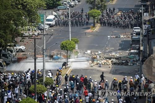 점점 더 격화하는 군부와 시민들의 대립. 28일 양곤에서 열린 반쿠데타 시위 모습[로이터=연합뉴스]