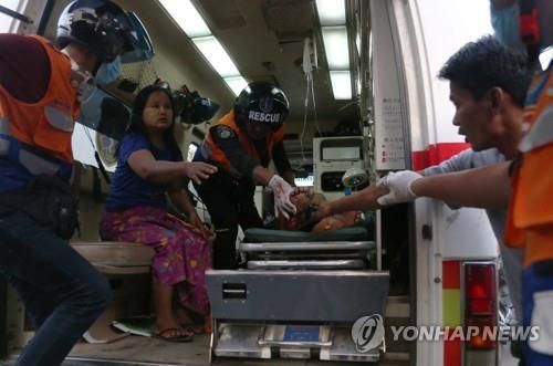 만달레이에서 군경 총격의 부상자가 구급차에 실려가는 모습. 2021.2.28[EPA=연합뉴스]