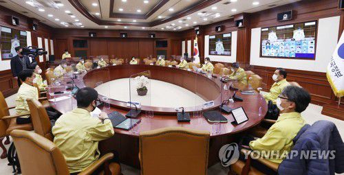 코로나19 대응 중대본 회의(서울=연합뉴스) 한종찬 기자 = 권덕철 보건복지부 장관이 28일 서울 종로구 세종로 정부서울청사에서 열린 코로나19 대응 중대본회의에서 발언하고 있다. 2021.2.28 saba@yna.co.kr