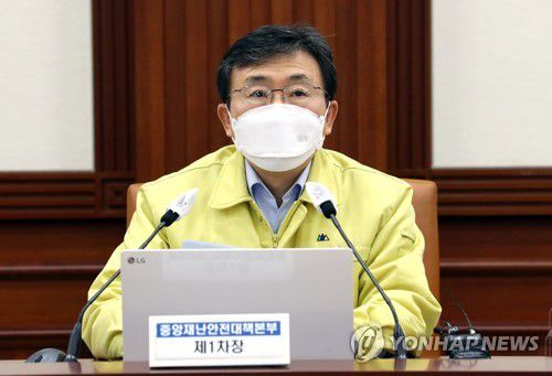 권덕철 장관, 3·1절 코로나19 중대본 회의 주재(서울=연합뉴스) 백승렬 기자 = 권덕철 보건복지부 장관이 1일 오전 서울 종로구 세종로 정부서울청사에서 열린 코로나19 대응 중대본회의에서 발언하고 있다. 2021.3.1 srbaek@yna.co.kr