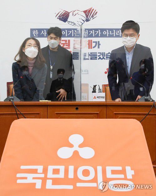 안철수, 제3지대 단일화 경선서 금태섭에 승리(서울=연합뉴스) 진성철 기자 = 국민의당 안철수측 협상대표인 정연정 교수(왼쪽)와 무소속 금태섭측 협상대표인 김태형 대변인이 1일 국회에서 제3지대 단일화 경선에서 안철수 대표의 승리를 발표한 뒤 인사하고 있다.  2021.3.1 zjin@yna.co.kr