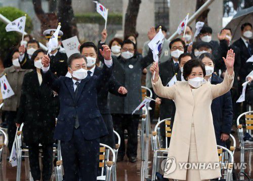 3ㆍ1절 기념식 만세삼창 하는 문재인 대통령(서울=연합뉴스) 최재구 기자 = 문재인 대통령이 1일 오전 서울 종로구 탑골공원에서 열린 제102주년 3ㆍ1절 기념식에서 참석자들과 함께 만세삼창을 하고 있다. 2021.3.1 jjaeck9@yna.co.kr