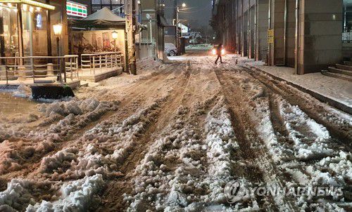 내일 출근길 빙판길 주의(춘천=연합뉴스) 양지웅 기자 = 강원 동해안과 산지, 내륙 대부분 지역에 대설특보가 발효 중인 1일 오후 강원 춘천시 내 이면도로에 많은 눈이 내려 쌓여 있다. 2021.3.1 yangdoo@yna.co.kr